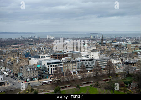 Vue depuis la colline du château à l'ouest de Princes Street Gardens et le bus occupé à Princes Street avec ses bâtiments colorés shop Banque D'Images