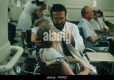 DATE DE SORTIE : Décembre 20, 1990 TITRE DE LA VIDÉO : Awakenings STUDIO : Columbia Pictures Corporation Réalisateur : Penny Marshall PLOT : un nouveau médecin se retrouve avec une salle pleine de patients comateux. Il est dérangé par eux et le fait qu'ils ont été dans le coma pendant des décennies avec aucun espoir de guérison. Lorsqu'il trouve un remède chimique possible il obtient la permission d'essayer sur l'un d'entre eux. Quand le premier patient se réveille, il est maintenant un adulte ayant disparu dans un coma dans son adolescence. Le film puis fait ses délices de la nouvelle prise de conscience des patients et ensuite sur les réactions de leurs proches à l'évolution de Banque D'Images