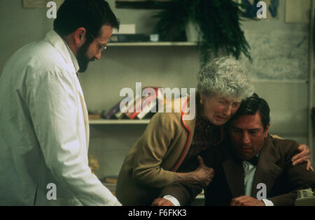 DATE DE SORTIE : Décembre 20, 1990 TITRE DE LA VIDÉO : Awakenings STUDIO : Columbia Pictures Corporation Réalisateur : Penny Marshall PLOT : un nouveau médecin se retrouve avec une salle pleine de patients comateux. Il est dérangé par eux et le fait qu'ils ont été dans le coma pendant des décennies avec aucun espoir de guérison. Lorsqu'il trouve un remède chimique possible il obtient la permission d'essayer sur l'un d'entre eux. Quand le premier patient se réveille, il est maintenant un adulte ayant disparu dans un coma dans son adolescence. Le film puis fait ses délices de la nouvelle prise de conscience des patients et ensuite sur les réactions de leurs proches à l'évolution de Banque D'Images