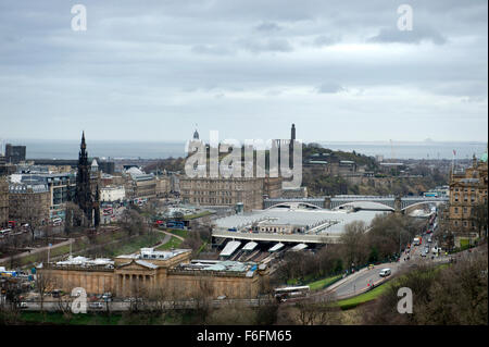 Presque une vue aérienne du château Situé colline. À la recherche de l'autre côté de la galerie nationale et de la gare à Calton Hill Banque D'Images