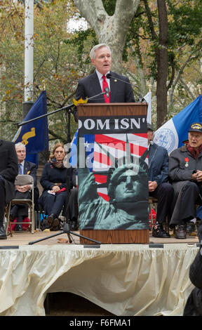 New York, NY USA - 11 novembre 2015 : le secrétaire à la Marine Ray Mabus assiste à la cérémonie marquant le Veteran's Day Parade avant sur Madison Square Park Banque D'Images