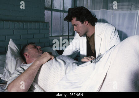 DATE DE SORTIE : Mars 13, 1992. Titre du film : l'article 99. STUDIO : Orion Pictures. Résumé : Un groupe de médecins dans un hôpital des anciens combattants doivent faire face à leur situation désespérée : trop de patients et pas assez de lits. La principale cause de leurs problèmes est de rigueur bureaucratique par les administrateurs de l'hôpital. Les médecins sont déterminés à donner le meilleur service qu'ils peuvent, même si cela signifie qu'en défiant les ordres de la direction et d'effectuer des opérations non autorisées. Sur la photo : Ray Liotta comme le Dr Richard Sturgess. Banque D'Images