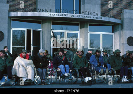 DATE DE SORTIE : Mars 13, 1992. Titre du film : l'article 99. STUDIO : Orion Pictures. Résumé : Un groupe de médecins dans un hôpital des anciens combattants doivent faire face à leur situation désespérée : trop de patients et pas assez de lits. La principale cause de leurs problèmes est de rigueur bureaucratique par les administrateurs de l'hôpital. Les médecins sont déterminés à donner le meilleur service qu'ils peuvent, même si cela signifie qu'en défiant les ordres de la direction et d'effectuer des opérations non autorisées. Sur la photo : Scène du film. Banque D'Images