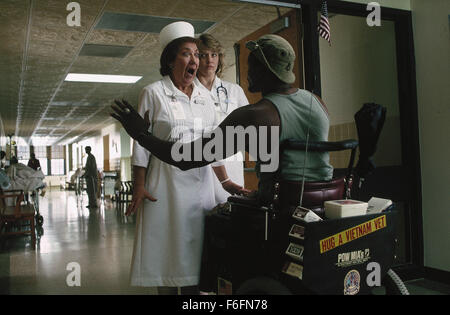 DATE DE SORTIE : Mars 13, 1992. Titre du film : l'article 99. STUDIO : Orion Pictures. Résumé : Un groupe de médecins dans un hôpital des anciens combattants doivent faire face à leur situation désespérée : trop de patients et pas assez de lits. La principale cause de leurs problèmes est de rigueur bureaucratique par les administrateurs de l'hôpital. Les médecins sont déterminés à donner le meilleur service qu'ils peuvent, même si cela signifie qu'en défiant les ordres de la direction et d'effectuer des opérations non autorisées. Sur la photo : Scène du film. Banque D'Images