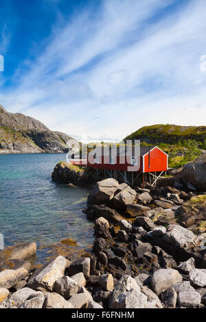 Cabane de pêcheurs typique rouge rorbu dans ville de Svolvær sur les îles Lofoten en Norvège éclairées par le soleil de minuit Banque D'Images