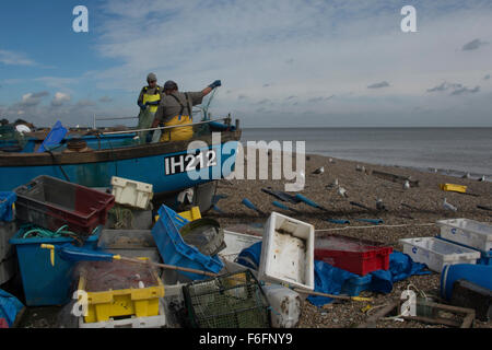 SUFFOLK ALDEBURGH ; ; LES PÊCHEURS, entouré par les engins de pêche. Travailler SUR LEUR BATEAU DE PÊCHE SUR LA PLAGE Banque D'Images