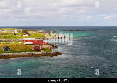 Cabane de pêcheurs typique rouge rorbu dans ville de Svolvær sur les îles Lofoten en Norvège éclairées par le soleil de minuit Banque D'Images