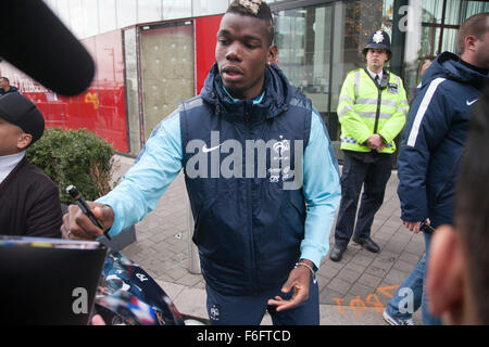 Wembley London, UK. 17 novembre 2015. Footballeur français Paul Pogba, signe des autographes pour les fans avant le match amical avec l'Angleterre qui devrait se vendre dehors après les attaques terroristes de Paris © amer ghazzal/Alamy Live News Crédit : amer ghazzal/Alamy Live News Banque D'Images