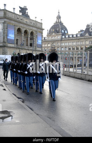 Copenhague, Danemark. 17 novembre, 2015. La reine Margrethe's live guards marche dans la ville de Copenhague pour les gardiens de changer à Aamalienborg palace. Crédit : François doyen/Alamy Live News Banque D'Images