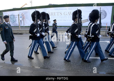 Copenhague, Danemark. 17 novembre, 2015. La reine Margrethe's live guards marche dans la ville de Copenhague pour les gardiens de changer à Aamalienborg palace. Crédit : François doyen/Alamy Live News Banque D'Images