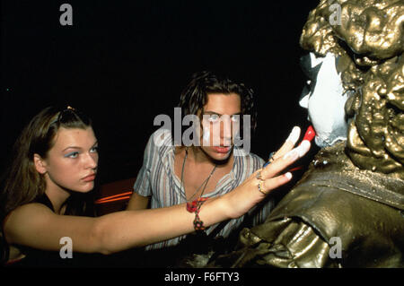 Sep 10, 1993 ; Austin, TX, USA ; Milla Jovovich et SHAWN ANDREWS star comme Michelle Burroughs et Kevin Pickford dans la comédie drame 'Dazed et confus" réalisé par Richard Linklater. Banque D'Images