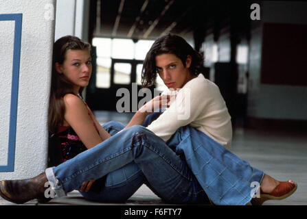 Sep 10, 1993 ; Austin, TX, USA ; Milla Jovovich et SHAWN ANDREWS star comme Michelle Burroughs et Kevin Pickford dans la comédie drame 'Dazed et confus" réalisé par Richard Linklater. Banque D'Images