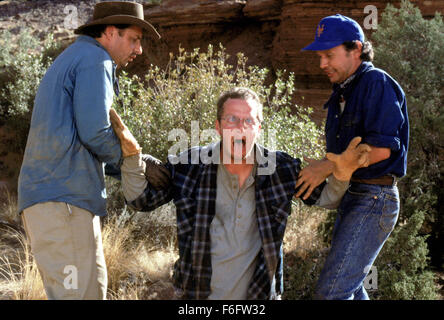 DATE DE SORTIE : Juin 10, 1994. Titre du film : City Slickers II : La Légende de Curly's Gold. STUDIO : Columbia Pictures Corporation. Résumé : La deuxième partie de City Slickers commence après la mort de Curly. Il est le 40e anniversaire de Mitch Robbins et la journée commence assez bien jusqu'à ce qu'il rentre à la maison (après une dure journée à la station de radio) et trouve son frère Glen, le mouton noir de la famille, dans son canapé. Néanmoins il est sur d'avoir un merveilleux anniversaire-nuit avec sa femme quand il découvre une carte au trésor de Curly par hasard. Avec Phil (à partir de la première partie) et malheureusement avec Glen Banque D'Images