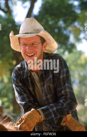 DATE DE SORTIE : Juin 10, 1994. Titre du film : City Slickers II : La Légende de Curly's Gold. STUDIO : Columbia Pictures Corporation. Résumé : La deuxième partie de City Slickers commence après la mort de Curly. Il est le 40e anniversaire de Mitch Robbins et la journée commence assez bien jusqu'à ce qu'il rentre à la maison (après une dure journée à la station de radio) et trouve son frère Glen, le mouton noir de la famille, dans son canapé. Néanmoins il est sur d'avoir un merveilleux anniversaire-nuit avec sa femme quand il découvre une carte au trésor de Curly par hasard. Avec Phil (à partir de la première partie) et malheureusement avec Glen Banque D'Images