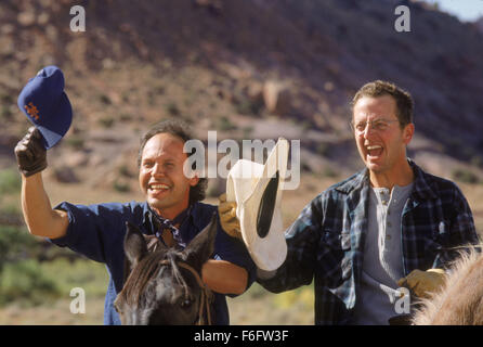 DATE DE SORTIE : Juin 10, 1994. Titre du film : City Slickers II : La Légende de Curly's Gold. STUDIO : Columbia Pictures Corporation. Résumé : La deuxième partie de City Slickers commence après la mort de Curly. Il est le 40e anniversaire de Mitch Robbins et la journée commence assez bien jusqu'à ce qu'il rentre à la maison (après une dure journée à la station de radio) et trouve son frère Glen, le mouton noir de la famille, dans son canapé. Néanmoins il est sur d'avoir un merveilleux anniversaire-nuit avec sa femme quand il découvre une carte au trésor de Curly par hasard. Avec Phil (à partir de la première partie) et malheureusement avec Glen Banque D'Images