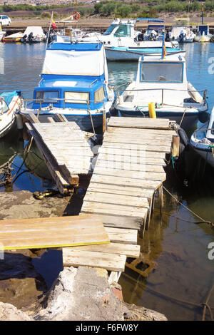 Les petits bateaux de pêche sur le vieux quai Banque D'Images