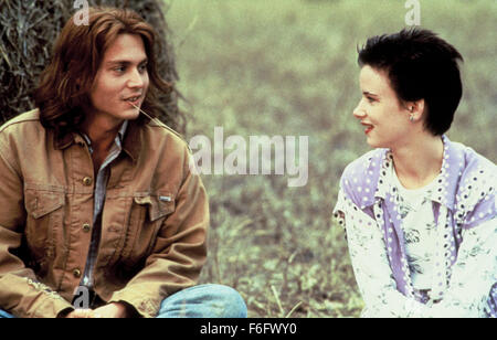 Dec 17, 1993 ; Los Angeles, CA, USA ; acteur Johnny Depp stars comme Gilbert Grape et Juliette Lewis de Becky dans la comédie dramatique de la Paramount, "What's Eating Gilbert Grape.' réalisé par Lasse Hallstrom. Banque D'Images