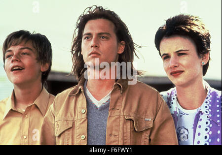 Dec 17, 1993 ; Los Angeles, CA, USA ; acteur Leonardo Dicaprio asArnie Grape, Johnny Depp stars comme Gilbert Grape et Juliette Lewis de Becky dans la comédie dramatique de la Paramount, "What's Eating Gilbert Grape.' réalisé par Lasse Hallstrom. Banque D'Images