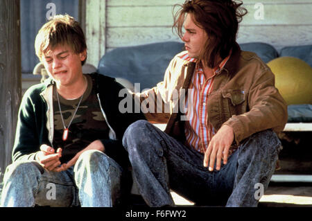 Dec 17, 1993 ; Los Angeles, CA, USA ; acteur Leonardo Dicaprio asArnie et raisin Johnny Depp stars comme Gilbert Grape dans la comédie dramatique de la Paramount, "What's Eating Gilbert Grape.' réalisé par Lasse Hallstrom. Banque D'Images