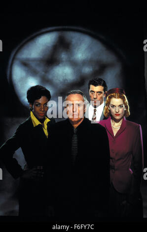 DATE DE SORTIE : Décembre 10, 1994. Titre du film : chasse aux sorcières. STUDIO : Home Box Office (HBO). Résumé : Le détective Philip Lovecraft vit à Los Angeles dans les années 1950, lorsqu'un sénateur ambitieux est la tenue des audiences, sur la Magie. La magie est la nouvelle influence dans la ville de guirlandes. Lovecraft est unique en ce qu'il est le seul qui refuse d'utiliser la magie dans son travail. Peu de temps après qu'il est embauché, il trouve son client, Kim Hudson, accusé du meurtre de son mari, un film l'exécutif. Philip utilise les tallents d'une sorcière locale, Kropotkine, d'expliquer ce qui se passe seulement à la voir accusé du meurtre et condamné à être bu Banque D'Images