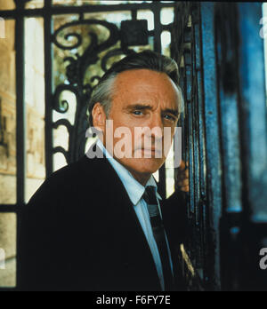 DATE DE SORTIE : Décembre 10, 1994. Titre du film : chasse aux sorcières. STUDIO : Home Box Office (HBO). Résumé : Le détective Philip Lovecraft vit à Los Angeles dans les années 1950, lorsqu'un sénateur ambitieux est la tenue des audiences, sur la Magie. La magie est la nouvelle influence dans la ville de guirlandes. Lovecraft est unique en ce qu'il est le seul qui refuse d'utiliser la magie dans son travail. Peu de temps après qu'il est embauché, il trouve son client, Kim Hudson, accusé du meurtre de son mari, un film l'exécutif. Philip utilise les tallents d'une sorcière locale, Kropotkine, d'expliquer ce qui se passe seulement à la voir accusé du meurtre et condamné à être bu Banque D'Images