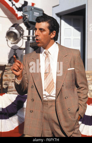 DATE DE SORTIE : Décembre 10, 1994. Titre du film : chasse aux sorcières. STUDIO : Home Box Office (HBO). Résumé : Le détective Philip Lovecraft vit à Los Angeles dans les années 1950, lorsqu'un sénateur ambitieux est la tenue des audiences, sur la Magie. La magie est la nouvelle influence dans la ville de guirlandes. Lovecraft est unique en ce qu'il est le seul qui refuse d'utiliser la magie dans son travail. Peu de temps après qu'il est embauché, il trouve son client, Kim Hudson, accusé du meurtre de son mari, un film l'exécutif. Philip utilise les tallents d'une sorcière locale, Kropotkine, d'expliquer ce qui se passe seulement à la voir accusé du meurtre et condamné à être bu Banque D'Images