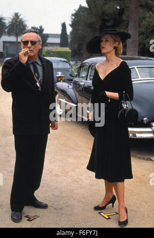 DATE DE SORTIE : Décembre 10, 1994. Titre du film : chasse aux sorcières. STUDIO : Home Box Office (HBO). Résumé : Le détective Philip Lovecraft vit à Los Angeles dans les années 1950, lorsqu'un sénateur ambitieux est la tenue des audiences, sur la Magie. La magie est la nouvelle influence dans la ville de guirlandes. Lovecraft est unique en ce qu'il est le seul qui refuse d'utiliser la magie dans son travail. Peu de temps après qu'il est embauché, il trouve son client, Kim Hudson, accusé du meurtre de son mari, un film l'exécutif. Philip utilise les tallents d'une sorcière locale, Kropotkine, d'expliquer ce qui se passe seulement à la voir accusé du meurtre et condamné à être bu Banque D'Images