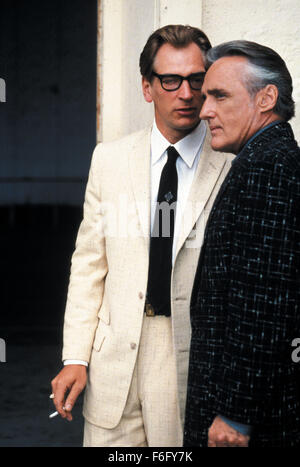 DATE DE SORTIE : Décembre 10, 1994. Titre du film : chasse aux sorcières. STUDIO : Home Box Office (HBO). Résumé : Le détective Philip Lovecraft vit à Los Angeles dans les années 1950, lorsqu'un sénateur ambitieux est la tenue des audiences, sur la Magie. La magie est la nouvelle influence dans la ville de guirlandes. Lovecraft est unique en ce qu'il est le seul qui refuse d'utiliser la magie dans son travail. Peu de temps après qu'il est embauché, il trouve son client, Kim Hudson, accusé du meurtre de son mari, un film l'exécutif. Philip utilise les tallents d'une sorcière locale, Kropotkine, d'expliquer ce qui se passe seulement à la voir accusé du meurtre et condamné à être bu Banque D'Images