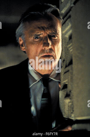 DATE DE SORTIE : Décembre 10, 1994. Titre du film : chasse aux sorcières. STUDIO : Home Box Office (HBO). Résumé : Le détective Philip Lovecraft vit à Los Angeles dans les années 1950, lorsqu'un sénateur ambitieux est la tenue des audiences, sur la Magie. La magie est la nouvelle influence dans la ville de guirlandes. Lovecraft est unique en ce qu'il est le seul qui refuse d'utiliser la magie dans son travail. Peu de temps après qu'il est embauché, il trouve son client, Kim Hudson, accusé du meurtre de son mari, un film l'exécutif. Philip utilise les tallents d'une sorcière locale, Kropotkine, d'expliquer ce qui se passe seulement à la voir accusé du meurtre et condamné à être bu Banque D'Images