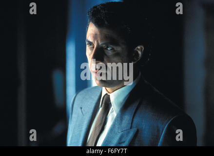 DATE DE SORTIE : Décembre 10, 1994. Titre du film : chasse aux sorcières. STUDIO : Home Box Office (HBO). Résumé : Le détective Philip Lovecraft vit à Los Angeles dans les années 1950, lorsqu'un sénateur ambitieux est la tenue des audiences, sur la Magie. La magie est la nouvelle influence dans la ville de guirlandes. Lovecraft est unique en ce qu'il est le seul qui refuse d'utiliser la magie dans son travail. Peu de temps après qu'il est embauché, il trouve son client, Kim Hudson, accusé du meurtre de son mari, un film l'exécutif. Philip utilise les tallents d'une sorcière locale, Kropotkine, d'expliquer ce qui se passe seulement à la voir accusé du meurtre et condamné à être bu Banque D'Images