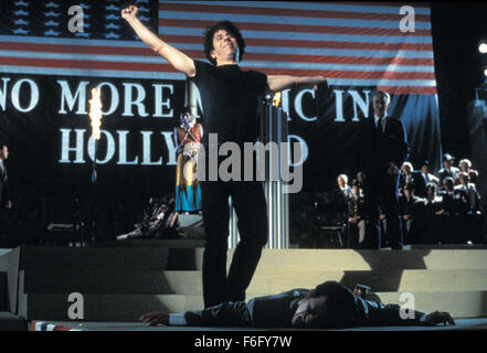 DATE DE SORTIE : Décembre 10, 1994. Titre du film : chasse aux sorcières. STUDIO : Home Box Office (HBO). Résumé : Le détective Philip Lovecraft vit à Los Angeles dans les années 1950, lorsqu'un sénateur ambitieux est la tenue des audiences, sur la Magie. La magie est la nouvelle influence dans la ville de guirlandes. Lovecraft est unique en ce qu'il est le seul qui refuse d'utiliser la magie dans son travail. Peu de temps après qu'il est embauché, il trouve son client, Kim Hudson, accusé du meurtre de son mari, un film l'exécutif. Philip utilise les tallents d'une sorcière locale, Kropotkine, d'expliquer ce qui se passe seulement à la voir accusé du meurtre et condamné à être bu Banque D'Images