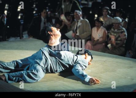 DATE DE SORTIE : Décembre 10, 1994. Titre du film : chasse aux sorcières. STUDIO : Home Box Office (HBO). Résumé : Le détective Philip Lovecraft vit à Los Angeles dans les années 1950, lorsqu'un sénateur ambitieux est la tenue des audiences, sur la Magie. La magie est la nouvelle influence dans la ville de guirlandes. Lovecraft est unique en ce qu'il est le seul qui refuse d'utiliser la magie dans son travail. Peu de temps après qu'il est embauché, il trouve son client, Kim Hudson, accusé du meurtre de son mari, un film l'exécutif. Philip utilise les tallents d'une sorcière locale, Kropotkine, d'expliquer ce qui se passe seulement à la voir accusé du meurtre et condamné à être bu Banque D'Images