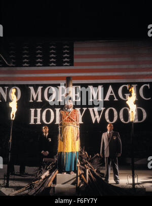 DATE DE SORTIE : Décembre 10, 1994. Titre du film : chasse aux sorcières. STUDIO : Home Box Office (HBO). Résumé : Le détective Philip Lovecraft vit à Los Angeles dans les années 1950, lorsqu'un sénateur ambitieux est la tenue des audiences, sur la Magie. La magie est la nouvelle influence dans la ville de guirlandes. Lovecraft est unique en ce qu'il est le seul qui refuse d'utiliser la magie dans son travail. Peu de temps après qu'il est embauché, il trouve son client, Kim Hudson, accusé du meurtre de son mari, un film l'exécutif. Philip utilise les tallents d'une sorcière locale, Kropotkine, d'expliquer ce qui se passe seulement à la voir accusé du meurtre et condamné à être bu Banque D'Images