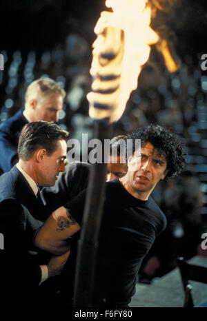 DATE DE SORTIE : Décembre 10, 1994. Titre du film : chasse aux sorcières. STUDIO : Home Box Office (HBO). Résumé : Le détective Philip Lovecraft vit à Los Angeles dans les années 1950, lorsqu'un sénateur ambitieux est la tenue des audiences, sur la Magie. La magie est la nouvelle influence dans la ville de guirlandes. Lovecraft est unique en ce qu'il est le seul qui refuse d'utiliser la magie dans son travail. Peu de temps après qu'il est embauché, il trouve son client, Kim Hudson, accusé du meurtre de son mari, un film l'exécutif. Philip utilise les tallents d'une sorcière locale, Kropotkine, d'expliquer ce qui se passe seulement à la voir accusé du meurtre et condamné à être bu Banque D'Images