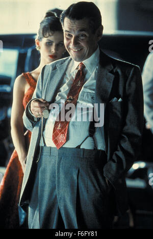 DATE DE SORTIE : Décembre 10, 1994. Titre du film : chasse aux sorcières. STUDIO : Home Box Office (HBO). Résumé : Le détective Philip Lovecraft vit à Los Angeles dans les années 1950, lorsqu'un sénateur ambitieux est la tenue des audiences, sur la Magie. La magie est la nouvelle influence dans la ville de guirlandes. Lovecraft est unique en ce qu'il est le seul qui refuse d'utiliser la magie dans son travail. Peu de temps après qu'il est embauché, il trouve son client, Kim Hudson, accusé du meurtre de son mari, un film l'exécutif. Philip utilise les tallents d'une sorcière locale, Kropotkine, d'expliquer ce qui se passe seulement à la voir accusé du meurtre et condamné à être bu Banque D'Images