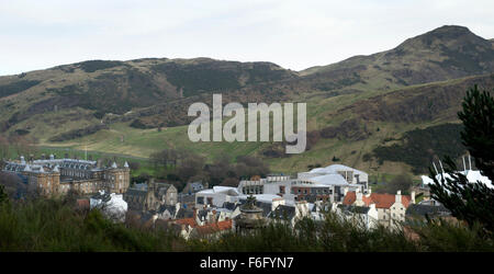 Vue d'Arthurs Seat avec le Parlement écossais et le palais de Holyrood vu depuis Calton Hill Banque D'Images