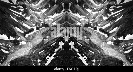 Image miroir d'eau, neige, montagnes, Landmannalaugar, hauts plateaux du centre, de l'Islande Banque D'Images