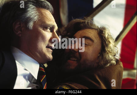 Sep 22, 1995 ; Toronto, ONTARIO, CANADA ; l'acteur John CANDY (droite) étoile de shérif Bud B. Boomer et Alan Alda comme le président des États-Unis à la Michael Moore écrit et réalisé la comédie, "Canadian Bacon". Banque D'Images