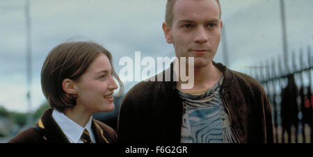 Juillet 19, 1996 ; GLASGOW, ÉCOSSE;les acteurs EWAN McGREGOR stars comme Mark' Louer Boy' Renton et KELLY MACDONALD comme Diane dans 'Trainspotting'. Banque D'Images