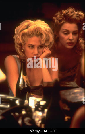 Nov 18, 1996 ; Hollywood, CA, USA ; Actrices ASHLEY JUDD que Norma Jean Dougherty et Mira Sorvino que Marilyn Monroe dans 'Norma Jean et Marilyn". Banque D'Images