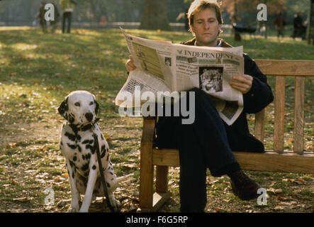 Juin 05, 2000 ; Hollywood, CA, USA ; Jeff Daniels comme Roger avec son chien Pongo dans la comédie familiale ''101 Dalmations'' réalisé par Stephen Herek. Banque D'Images