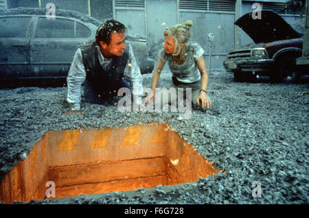 Apr 25, 1997 ; Hollywood, CA, USA ; Tommy Lee Jones comme Mike Roark et Anne HECHE comme Dr Amy Barnes dans le thriller d'action ''Volcano'' réalisé par Mick Jackson. Banque D'Images