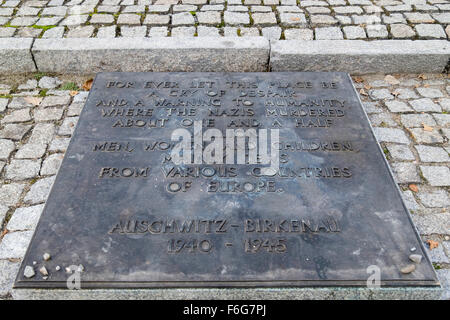 Inscrit plaque commémorative à 1,5 millions d'assassinés par les Nazis à Auschwitz II-Birkenau Camp allemand nazi de concentration. Pologne Banque D'Images