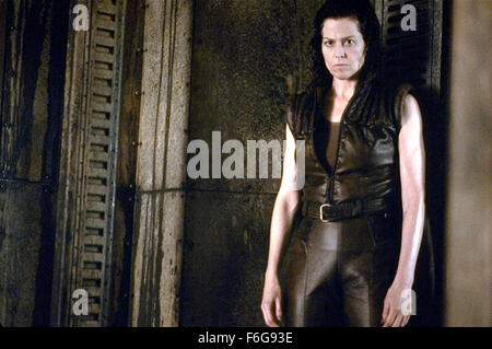 Nov 26, 1997 ; Los Angeles, CA, USA ; l'actrice Sigourney Weaver incarne le Lieutenant Ellen Ripley Clone Banque D'Images