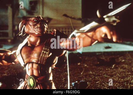 Jan 16, 1998 ; Los Angeles, CA, USA ; dans la scène Archer (Frank Langella) est l'émissaire de l'Gorgonites, action figures qui sont à la recherche de l'île perdue de Gorgon, mais il doit d'abord gagner la bataille contre l'élite de commandos, dans l'action-aventure-scifi-comédie 'Small Soldiers' réalisé par Joe Dante. Banque D'Images