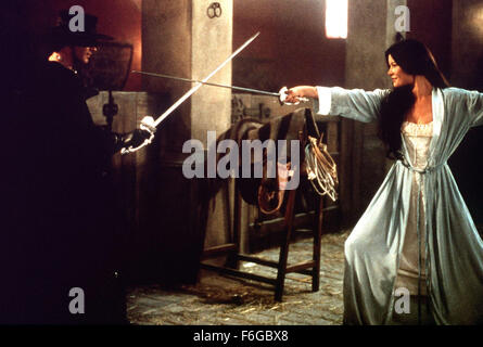 Mai 17, 1998 ; Hollywood, CA, USA ; Antonio Banderas comme Alejandro Murrieta/ Zorro et CATHERINE ZETA-JONES comme Elena Montero/ Elena Murrieta dans l'action, western, comédie romantique, ''Le masque de Zorro'' réalisé par Martin Campbell. Banque D'Images