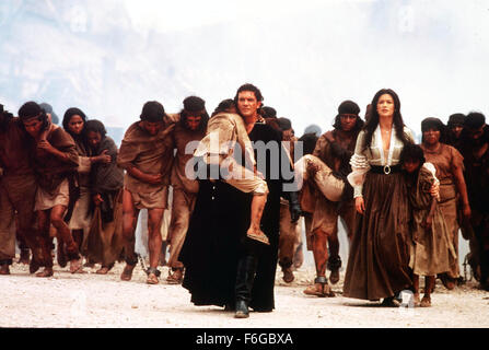 Mai 17, 1998 ; Hollywood, CA, USA ; Antonio Banderas (centre) comme Alejandro Murrieta/ Zorro et CATHERINE ZETA-JONES (milieu à droite), alors qu'Elena Montero/ Elena Murrieta dans l'action, western, comédie romantique, ''Le masque de Zorro'' réalisé par Martin Campbell. Banque D'Images