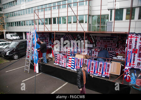 Wembley London, UK. 17 novembre 2015. Préparer l'étal des vendeurs de vendre des souvenirs et scarfes avant le match amical entre l'Angleterre et de la France qui est prévu de vendre les attaques terroristes après Paris Crédit : amer ghazzal/Alamy Live News Banque D'Images