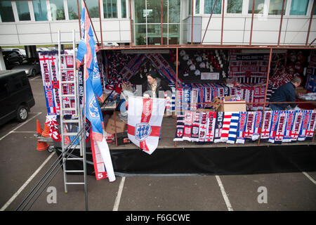 Wembley London, UK. 17 novembre 2015. Préparer l'étal des vendeurs de vendre des souvenirs et scarfes avant le match amical entre l'Angleterre et de la France qui est prévu de vendre les attaques terroristes après Paris Crédit : amer ghazzal/Alamy Live News Banque D'Images