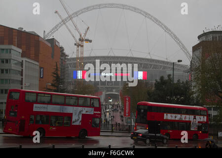 Wembley London, UK. 17 novembre 2015. Le stade de Wembley avec le tricolore français et révolution française devise "Liberte Egalite Fraternite" avant le match amical entre l'Angleterre et de la France qui est prévu de vendre les attaques terroristes après Paris Crédit : amer ghazzal/Alamy Live News Banque D'Images